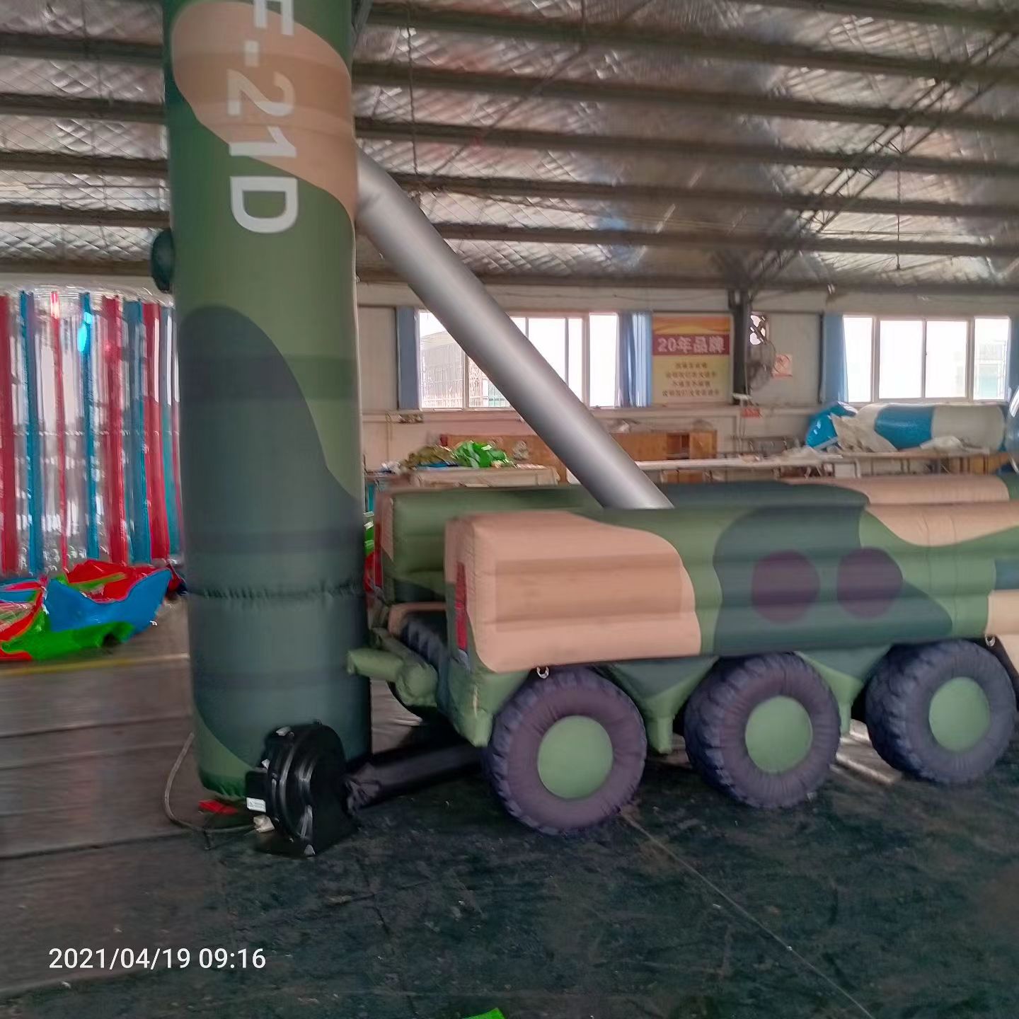 友好军事演习中的充气目标车辆：模拟发射车雷达车坦克飞机